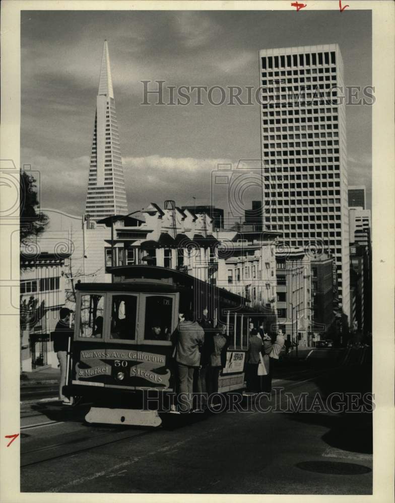 Press Photo San Francisco cable car descends on California Avenue - sax22061- Historic Images