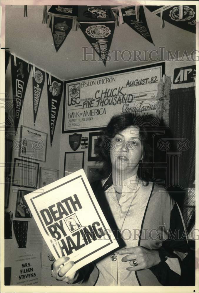 1983 Press Photo Anti-hazing activist Eileen Stevens at her home in Sayville- Historic Images