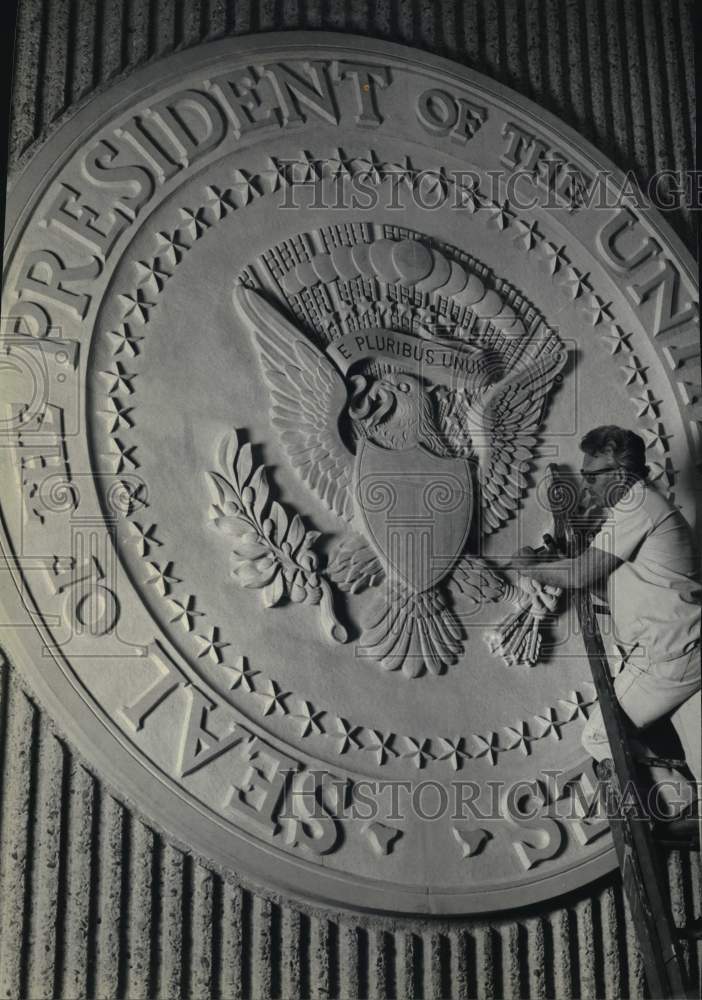 Press Photo Harold Vogel works on the presidential seal at Gerald Ford Museum- Historic Images