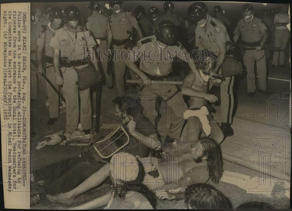 1972 Press Photo Policemen arrest demonstrators at Doral hotel entrance- Historic Images