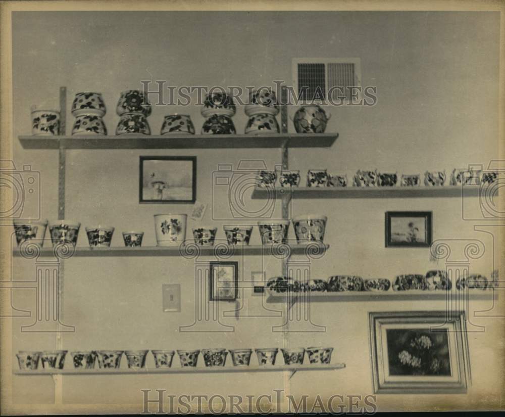 Press Photo Ceramic pots displayed - sax22639- Historic Images