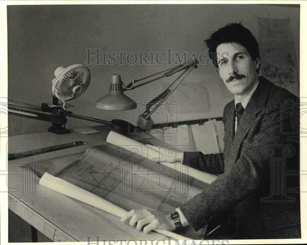 1987 Press Photo Robert Mitchell shows plans for future homes at Albany office- Historic Images