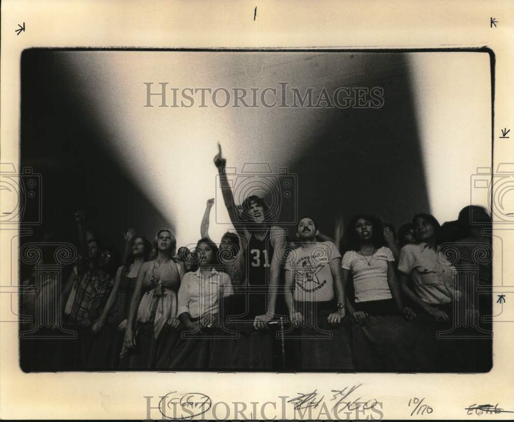 Press Photo Rock Concert audience stand behind barrier - sax22753- Historic Images