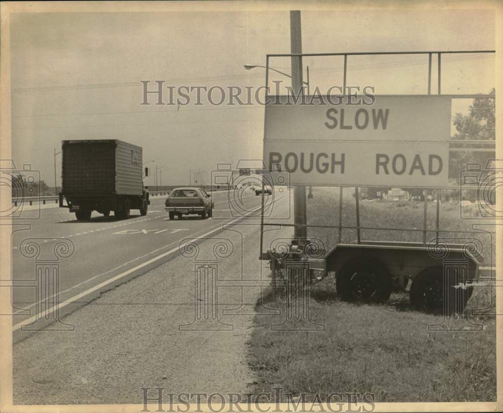 1977 Press Photo Road repair on IH10 East between IH37 and IH35 - sax22759- Historic Images