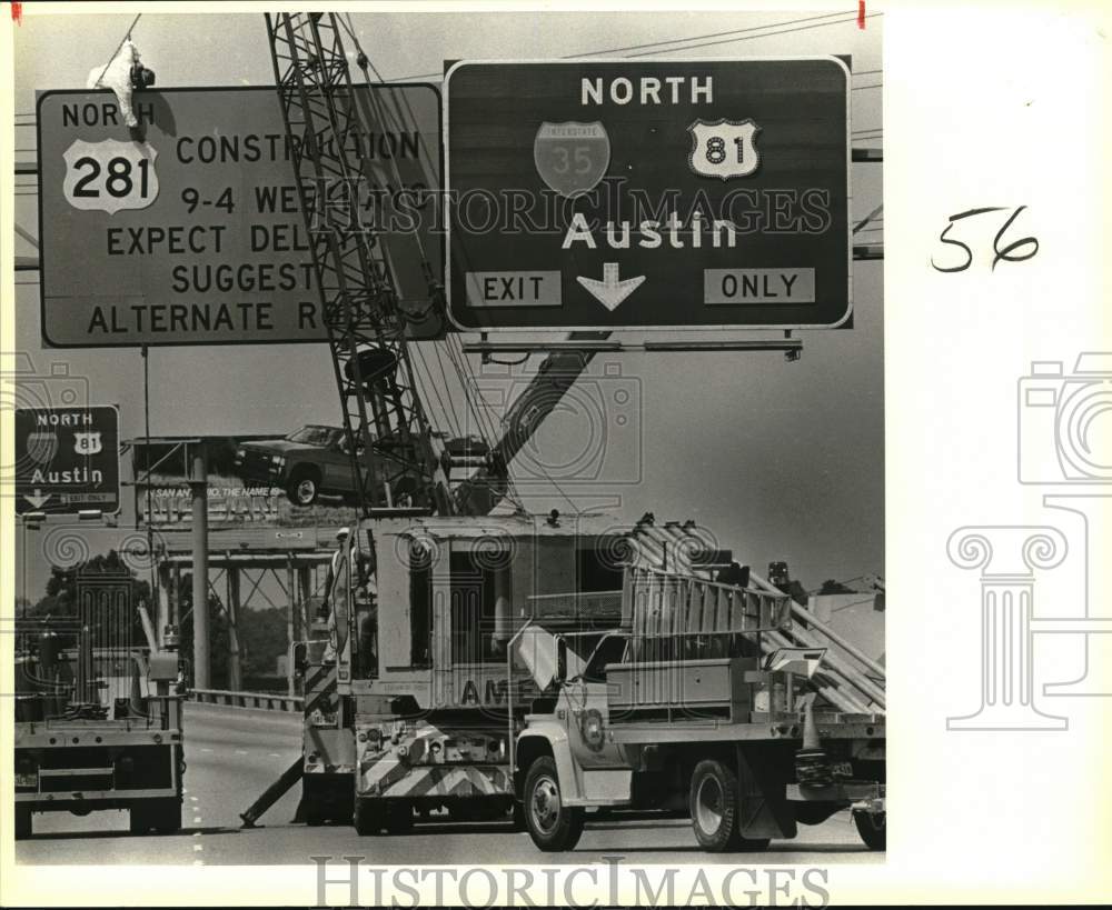 1980 Press Photo City workers erect warning sign 281 N. at the I-35 exit- Historic Images