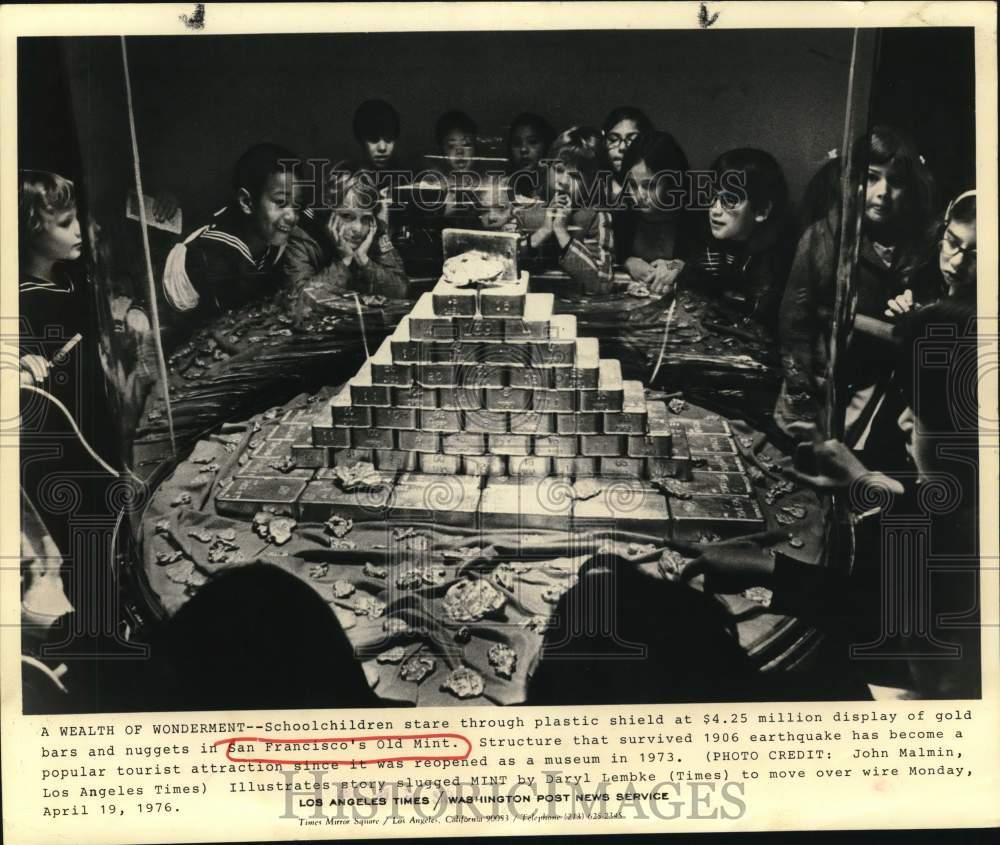 1976 Press Photo Children stare at the gold bars at San Francisco&#39;s Old Mint- Historic Images