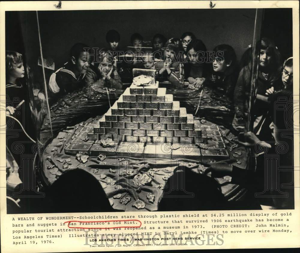 1976 Press Photo Children stare at the gold bars at San Francisco's Old Mint- Historic Images