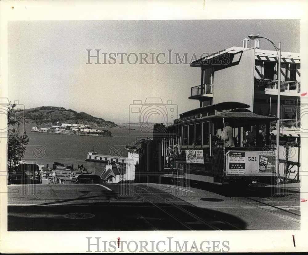 1983 Press Photo San Francisco cable-car mounts steep Hyde Street hill- Historic Images