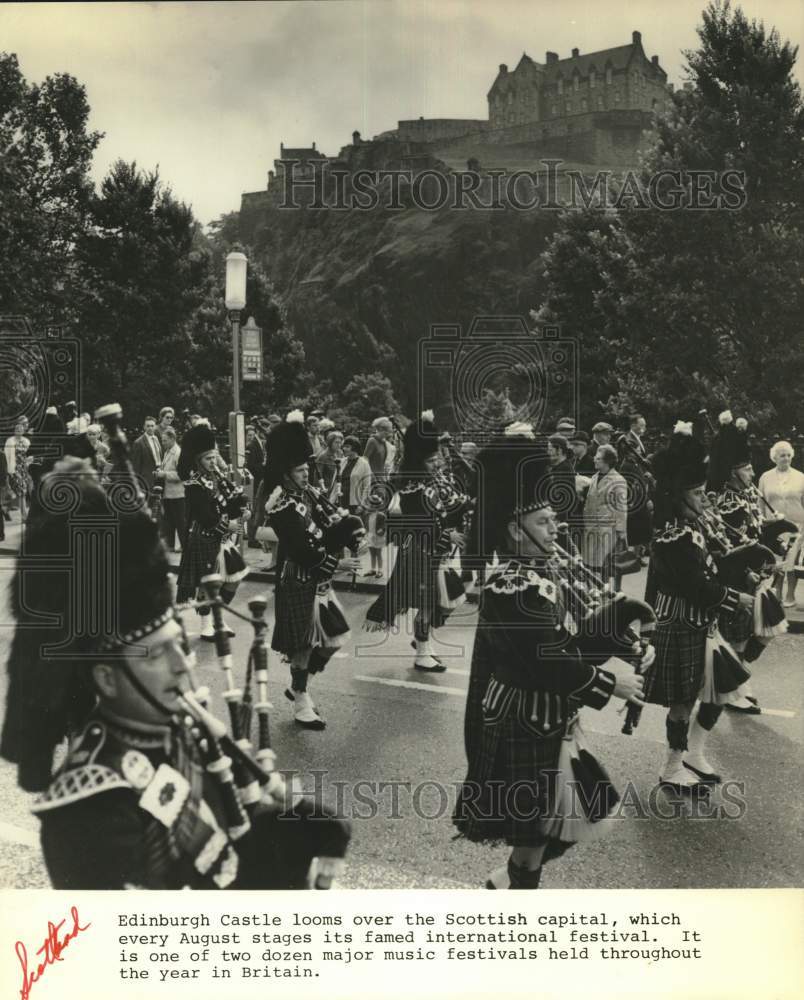 Press Photo Pipe Band parade near Edinburgh Castle in Scotland - sax23240- Historic Images