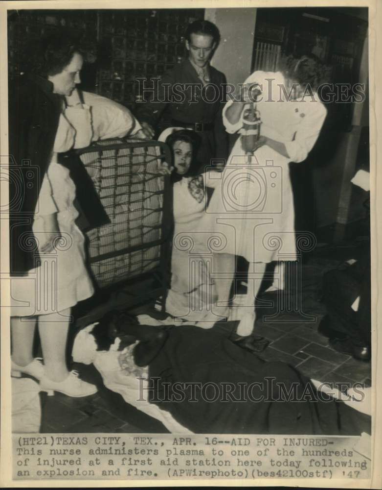 1947 Press Photo A nurse administers plasma to fire victims in Texas - sax23438- Historic Images