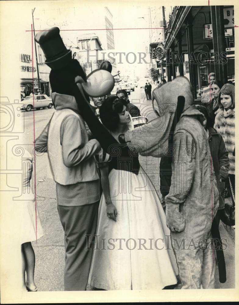 Press Photo Snow White, Pluto and Goofy at Disney On Parade - sax23484- Historic Images