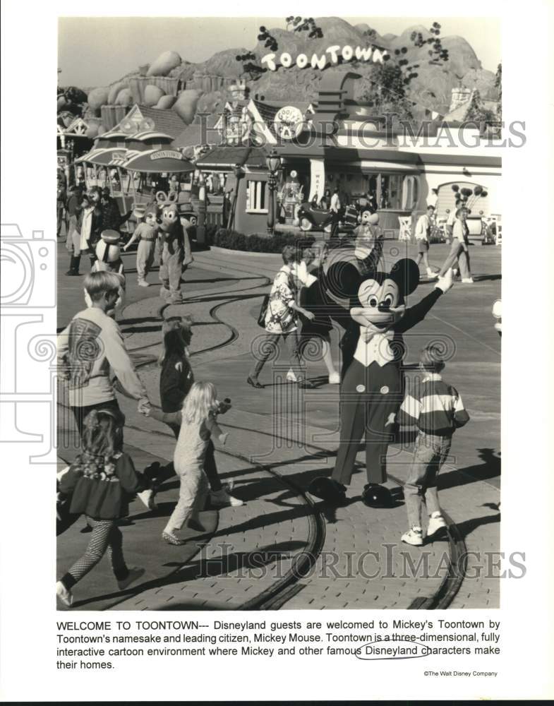 Press Photo Disneyland guests welcomed to Mickey&#39;s Toontown by Mickey Mouse- Historic Images