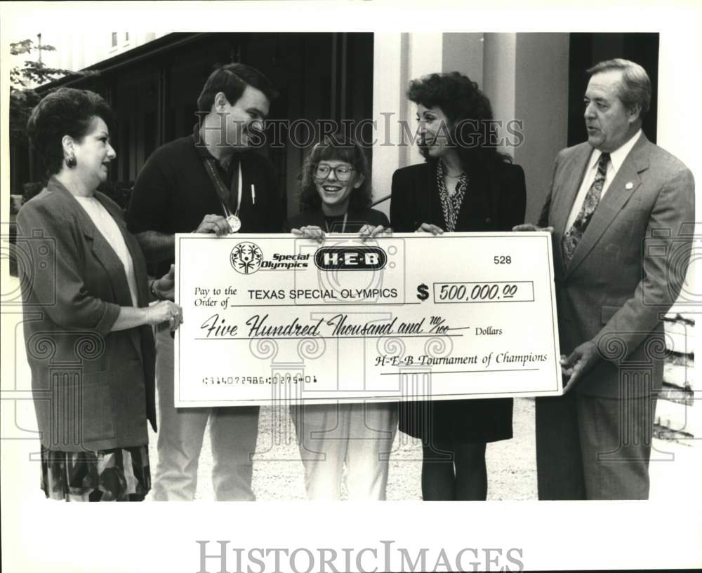 1992 Press Photo Kathy Ashwin presents check to Special Olympics of Texas- Historic Images