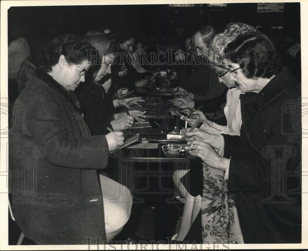 1970 Press Photo Players at an evening bingo session in Britain- Historic Images