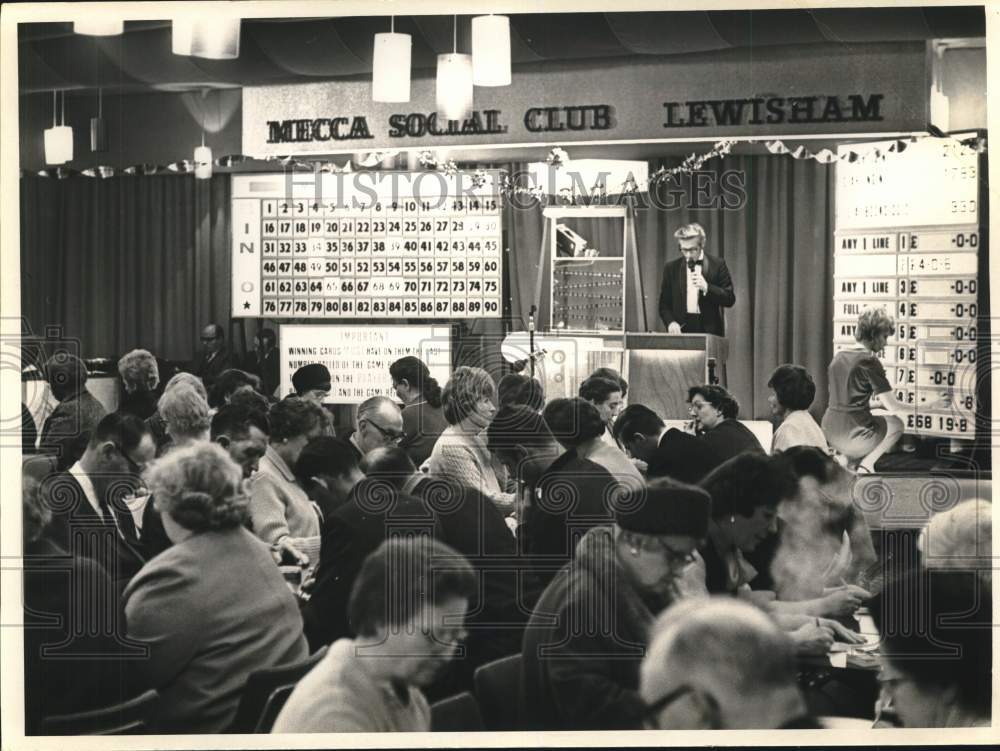 1970 Press Photo Britons of all ages during a game of bingo in a social club- Historic Images