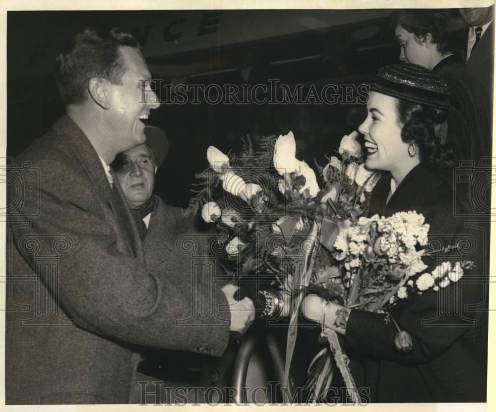 1954 Press Photo Beverly Pack accepts gift from H.L. Markle in Rheinmain Airport- Historic Images
