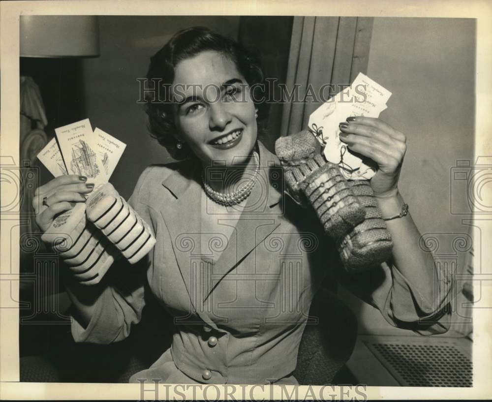 1950 Press Photo Elizabeth McGee shows bales of cotton in a New York City hotel- Historic Images