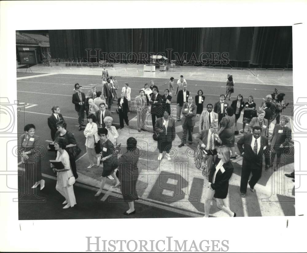 1994 Press Photo Democratic Convention Committee members tour the Alamodome, TX- Historic Images