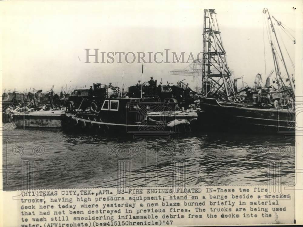 1947 Press Photo Fire trucks on barges used to fight blaze, dock in Texas City- Historic Images