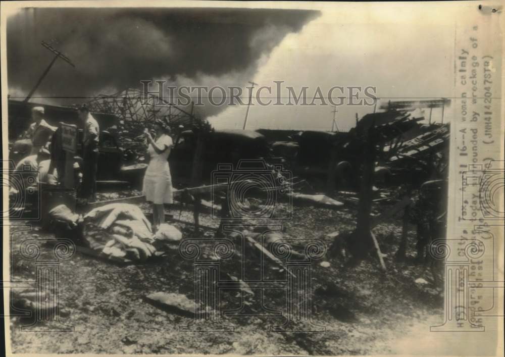 Press Photo A woman powders her face, surrounded by wreckage of Texas City blast- Historic Images