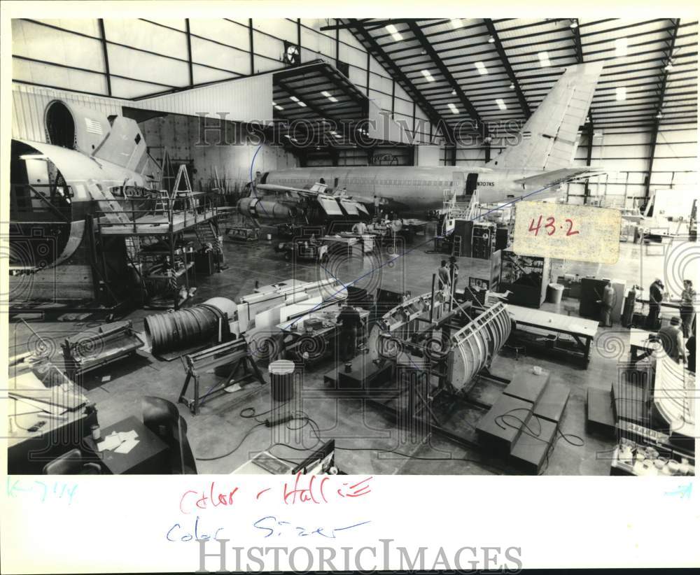 1990 Press Photo Overall view of one of Dee Howard&#39;s hangars for airplane repair- Historic Images