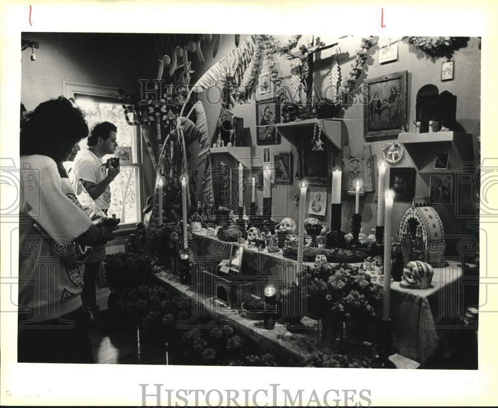 1987 Press Photo Altar for Milagros Folkart Gallery celebration &quot;All Saints Day&quot;- Historic Images