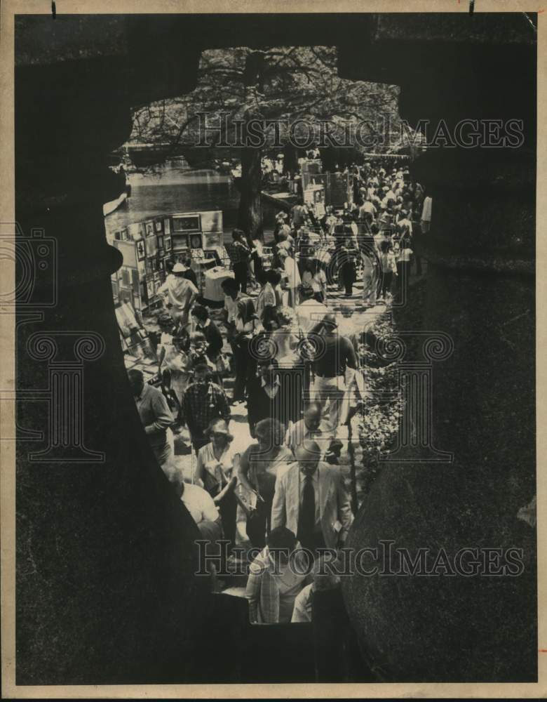 1980 Press Photo Scene at the Starving Artist Show taken from Navarro St. bridge- Historic Images