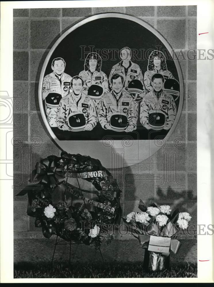 1987 Press Photo Wreath at Challenger Plaza to give honor to space shuttle crew- Historic Images