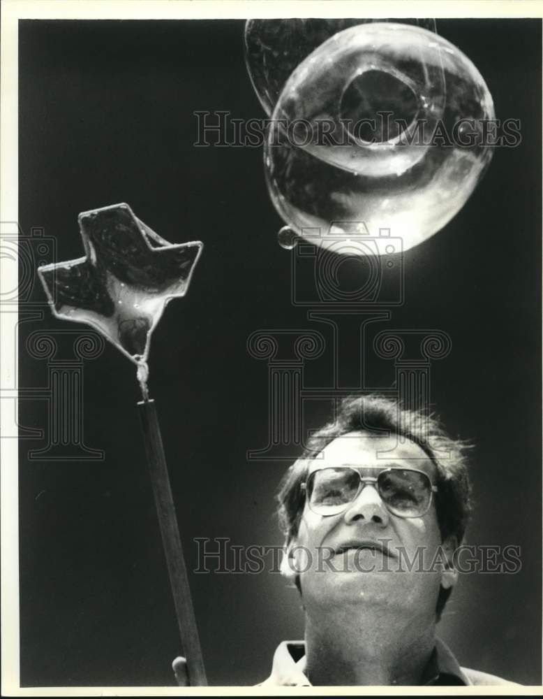 1992 Press Photo Mike Gebhart during the Starving Artist Show at Maverick Plaza- Historic Images