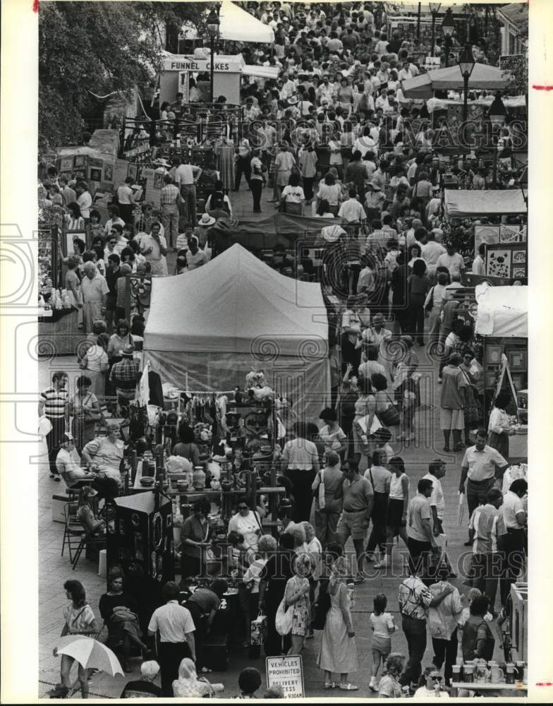 1986 Press Photo Crowds jam La Villita for Starving Artists Show - sax24611- Historic Images