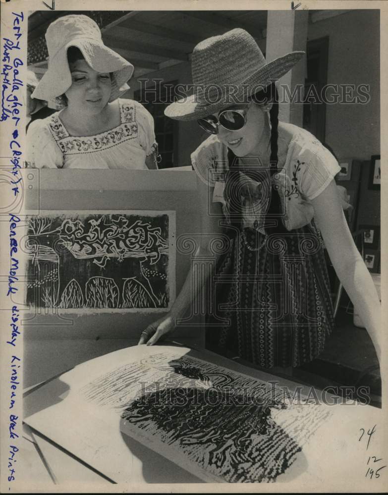 1974 Press Photo Starving Artist - Terry Gallagher, Renee Molak display artwork- Historic Images