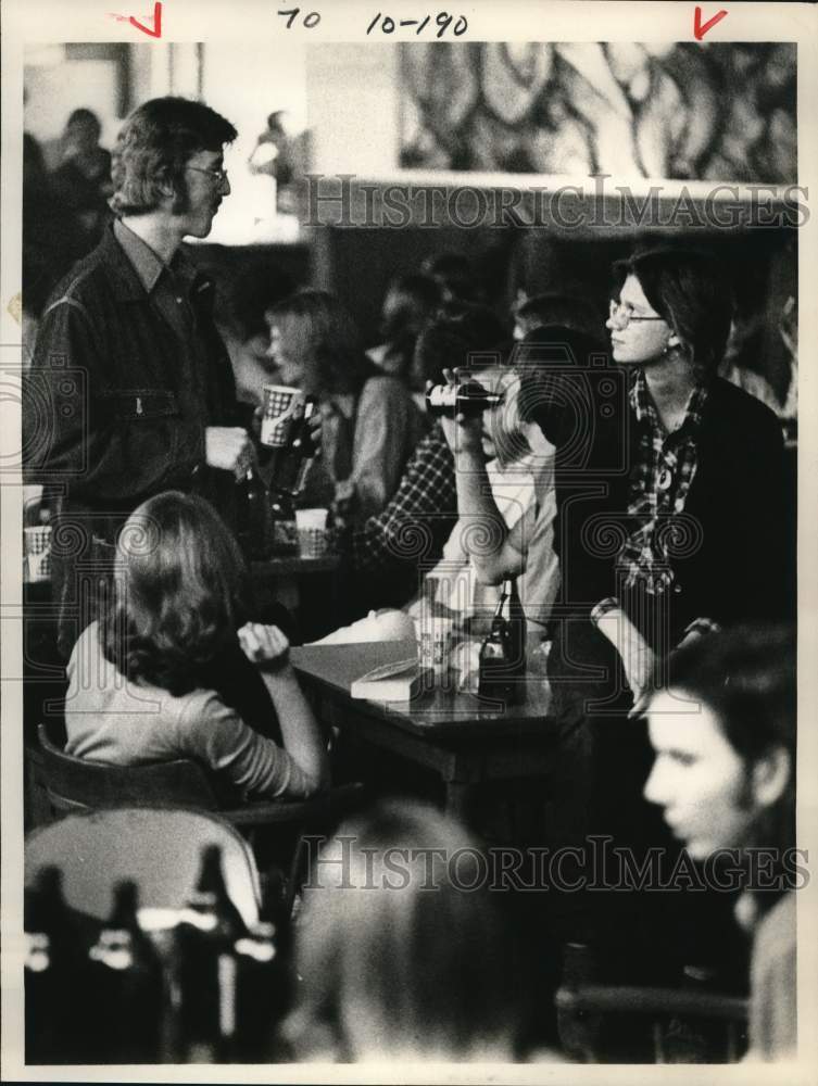 1974 Press Photo Students get together in the Viking Room at Lawrence University- Historic Images