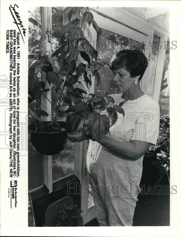 1991 Press Photo Surrogate Arlette Schweitzer pregnant with own grandchildren- Historic Images