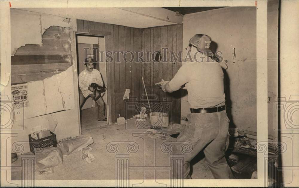 Press Photo SWAT officers Robert Garcia and Richard Quiroga during training- Historic Images