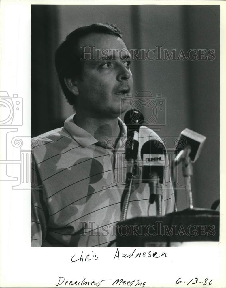 1986 Press Photo Chris Aadnesen attends train derailment meeting - sax24843- Historic Images