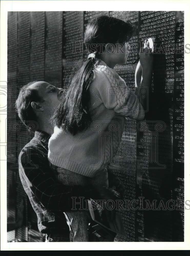 1991 Press Photo Bill Wylie and daughter Theresa at Vietnam Wall Memorial- Historic Images