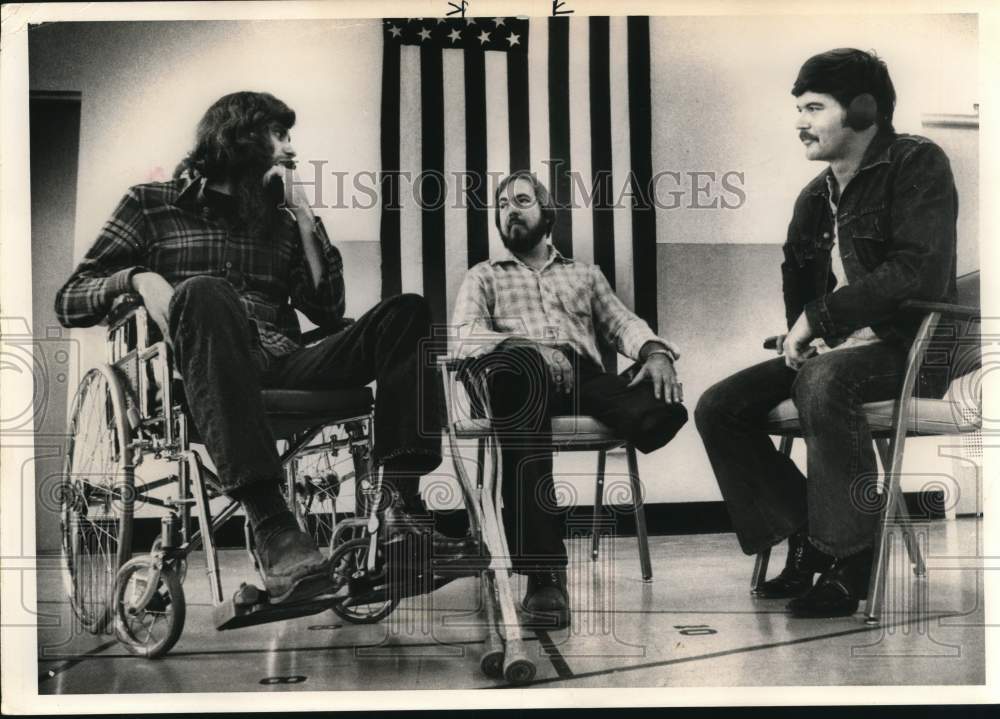 1974 Press Photo Vietnam Veterans with disabilities during group session- Historic Images