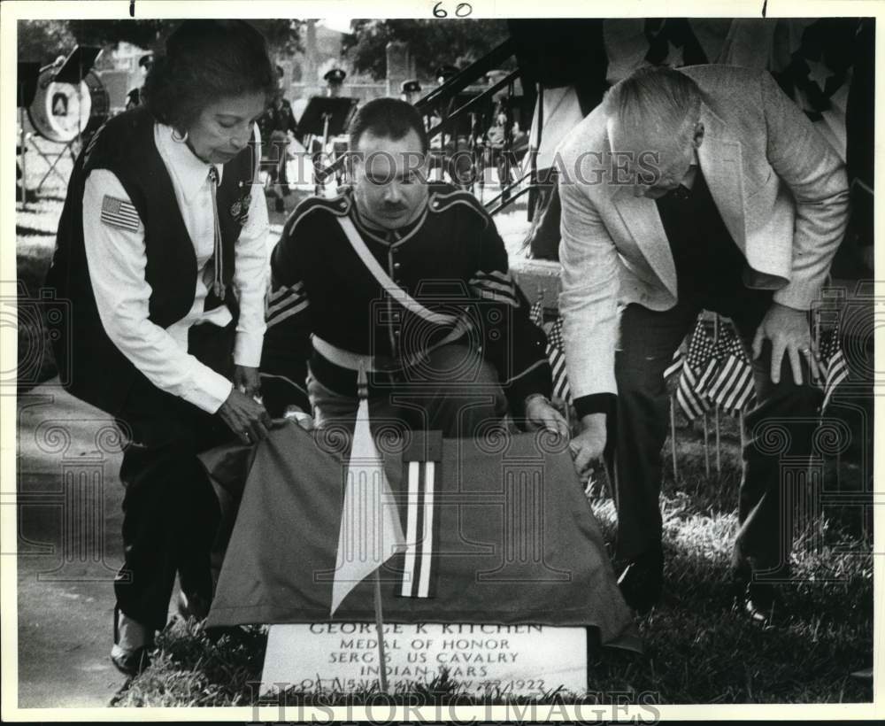 1987 Press Photo Unveiling of Geogre K. Kitchen&#39;s marker during Veteran&#39;s Day- Historic Images