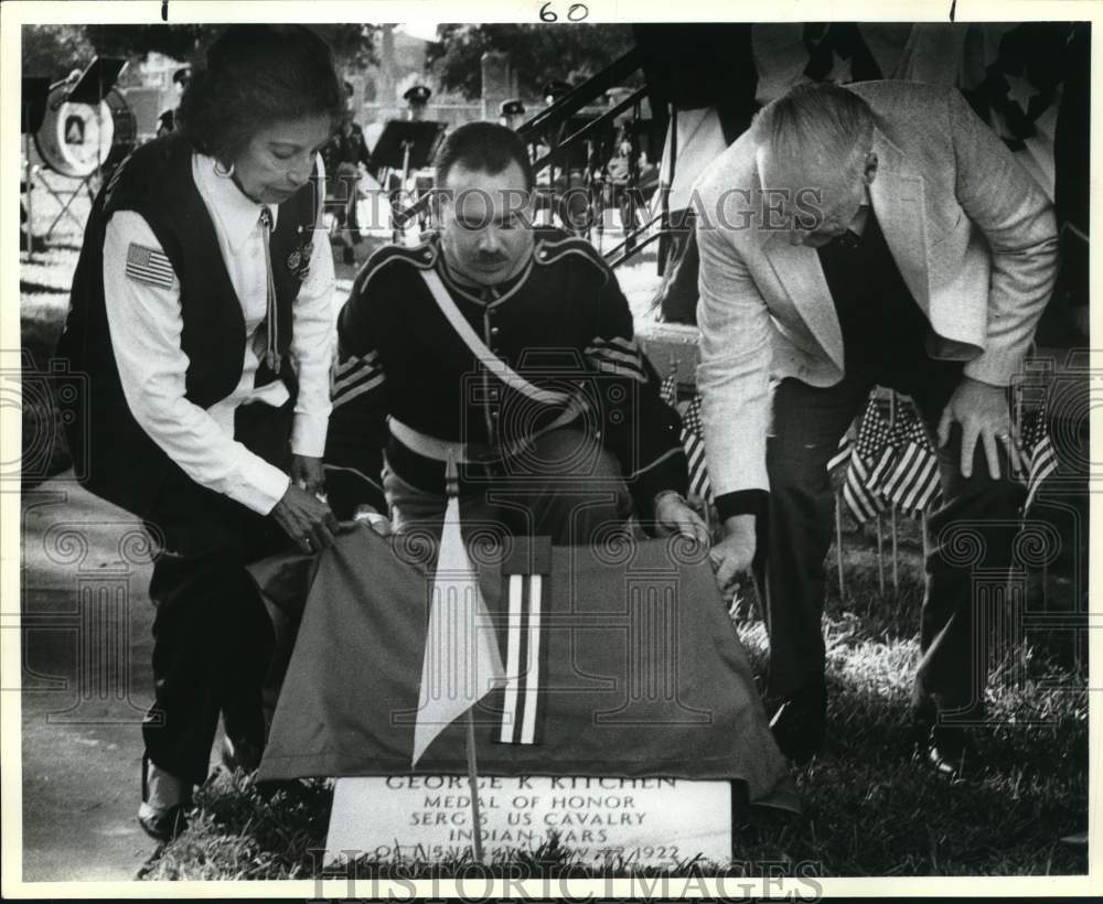 1987 Press Photo Unveiling of Geogre K. Kitchen's marker during Veteran's Day- Historic Images