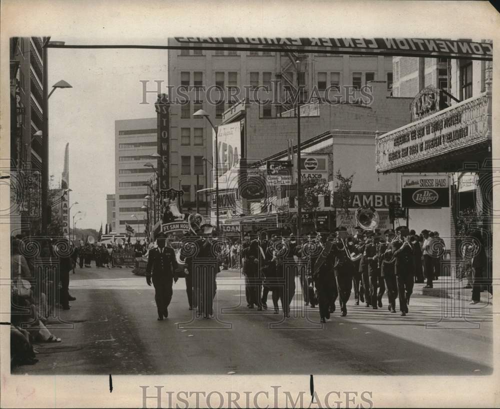1974 Press Photo Fort Sam Band at Veterans Day Parade - sax25055- Historic Images