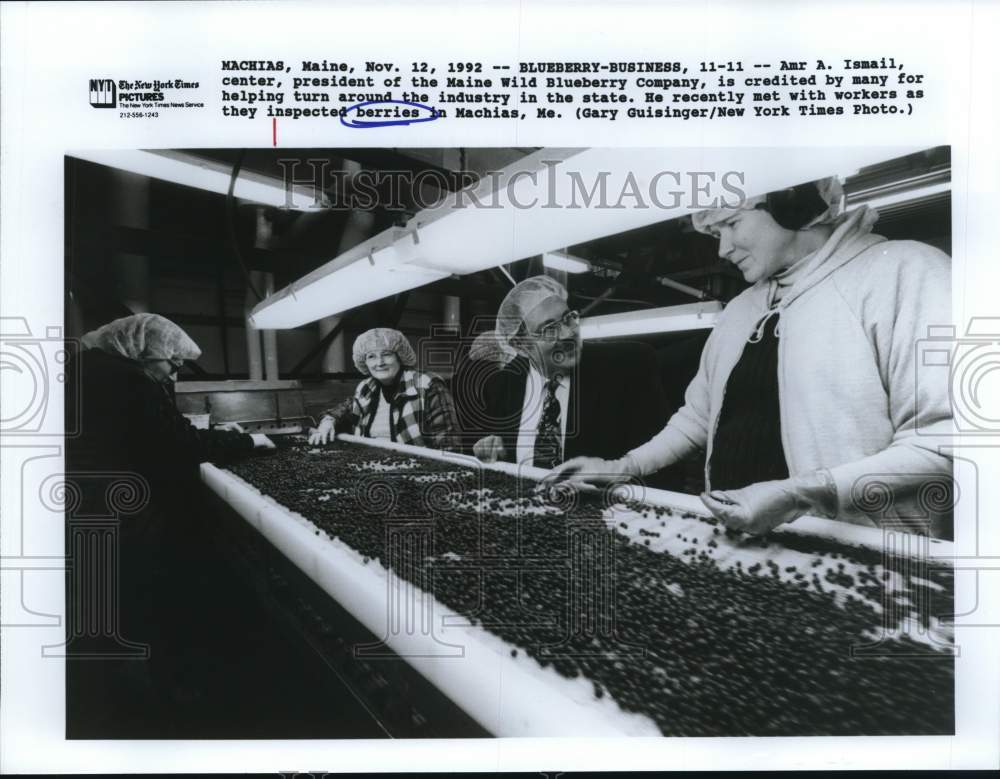 1992 Press Photo Am Ismail meets with workers at Wild Blueberry plant in Machias