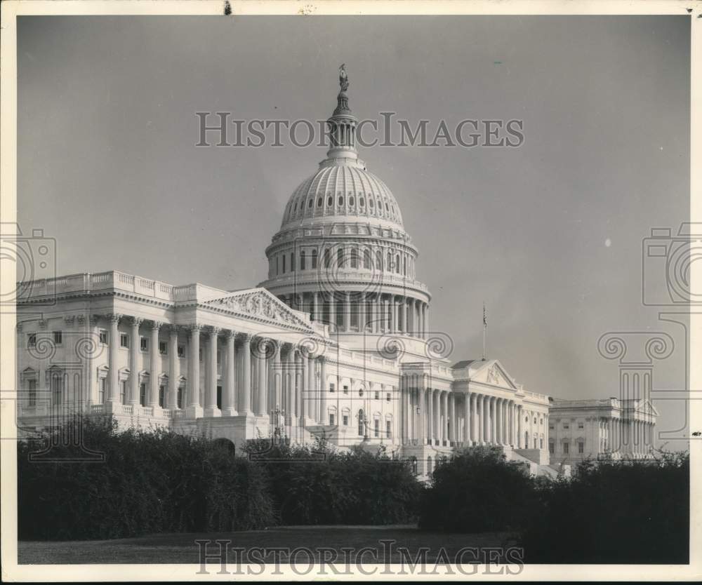Press Photo View of U.S. Capitol in Washington - sax25154- Historic Images