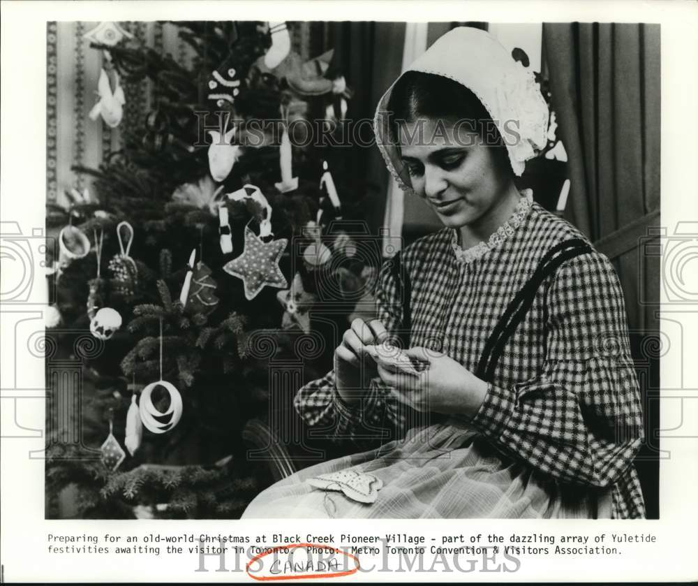 Press Photo A lady prepares for an old-world Christmas at Black Creek Village- Historic Images