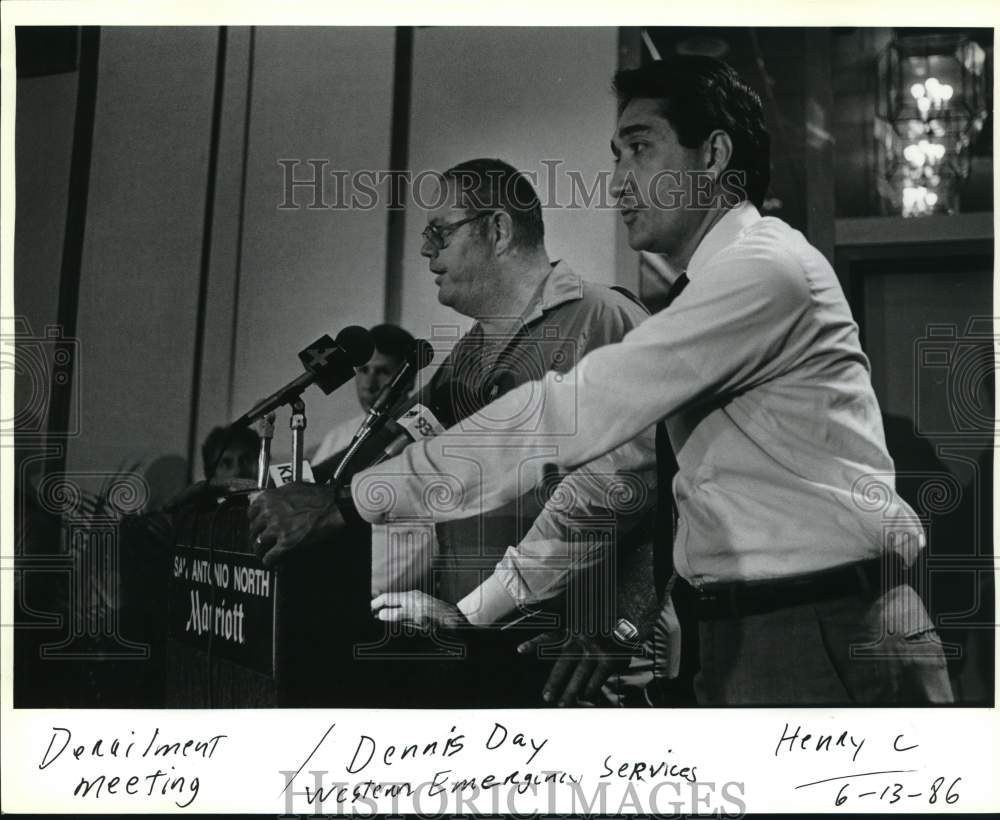 1986 Press Photo Officers at the train derailment meeting - sax25270- Historic Images