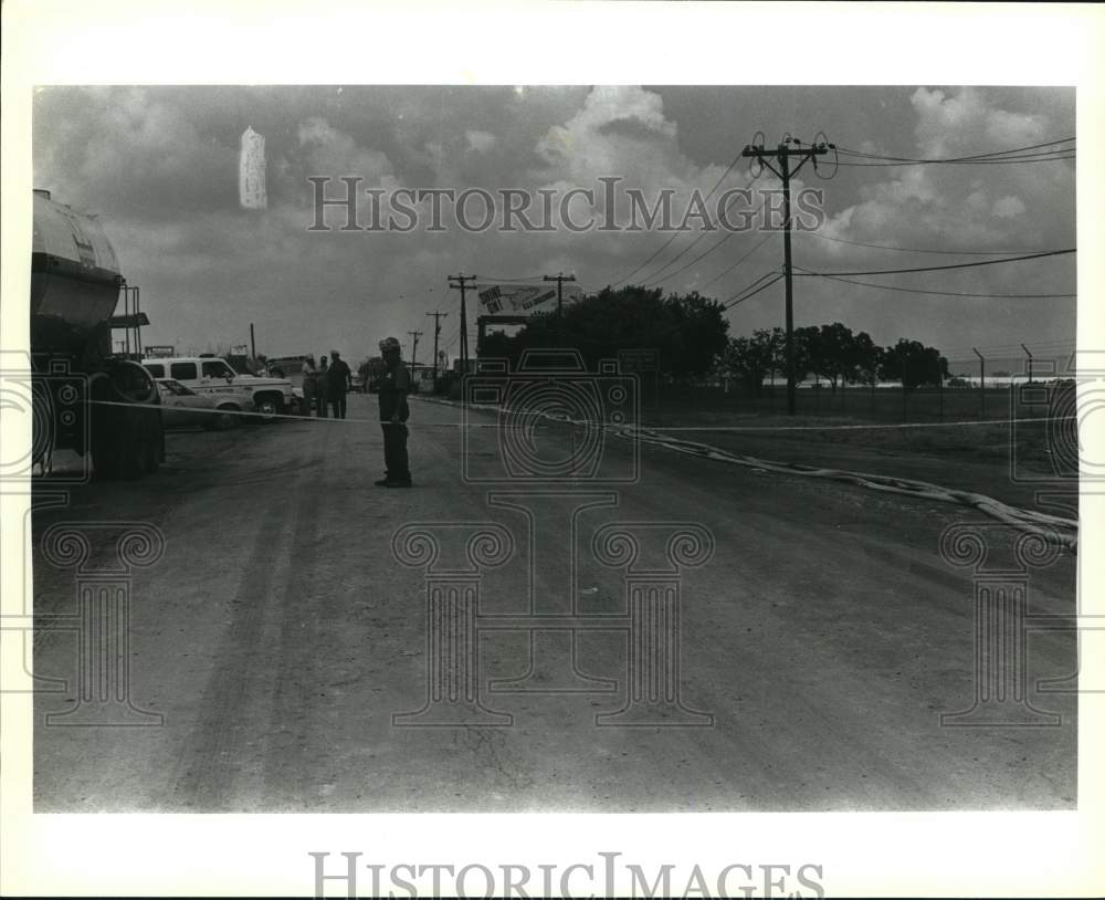 Press Photo Fireman arrive at train wreck site - sax25285- Historic Images