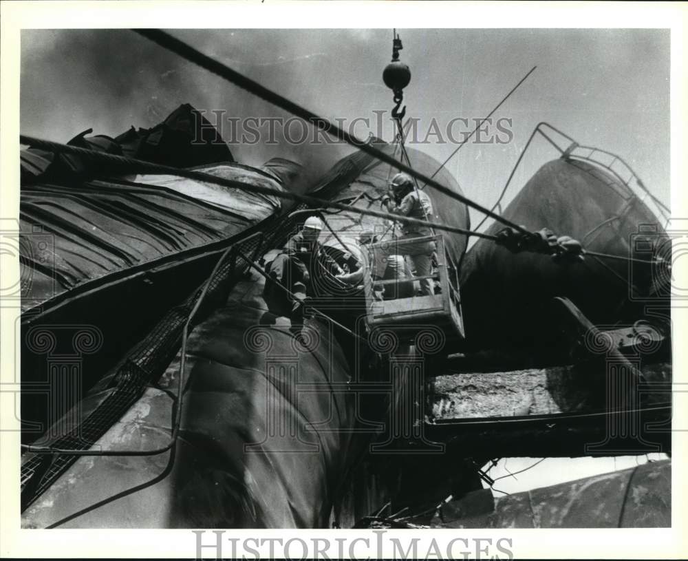 Press Photo Workers inspect the wreckage of a train - sax25292- Historic Images