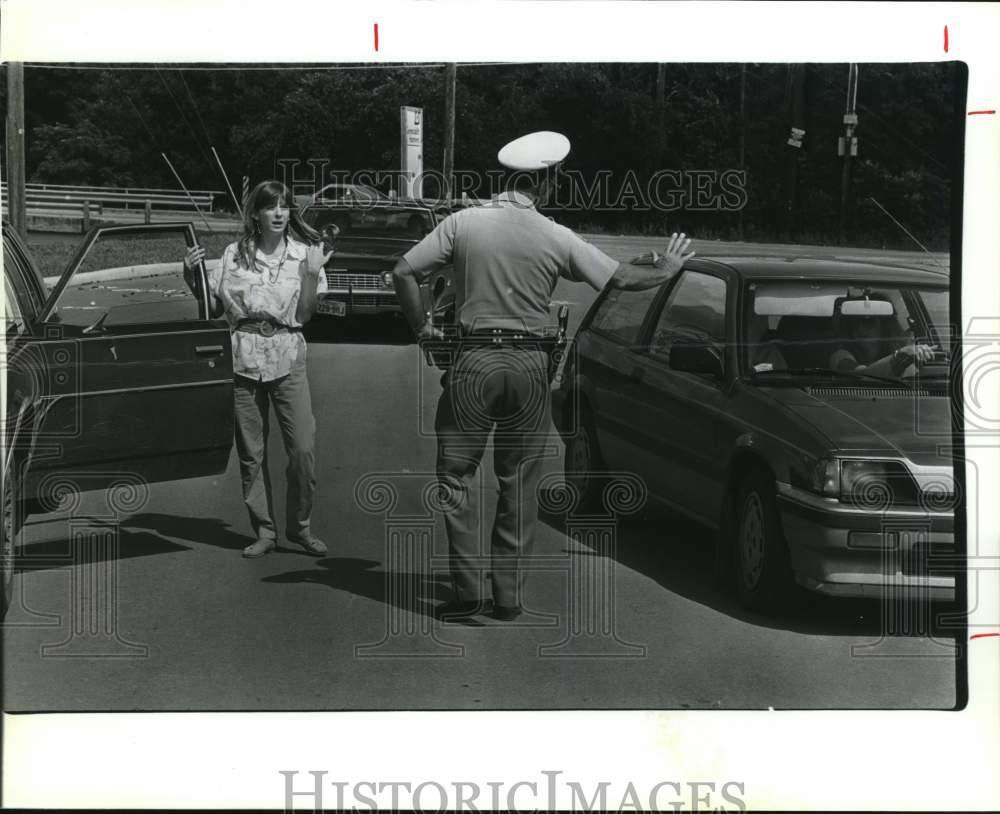 1986 Press Photo Policeman stops people at entrance to Town Park Subdivision- Historic Images