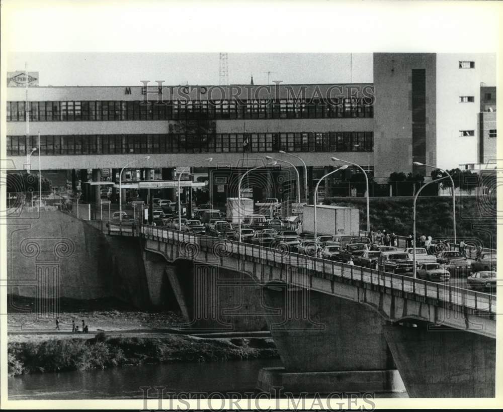 1987 Press Photo Traffic on the U.S.-Mexico Boarder from Laredo, Texas- Historic Images