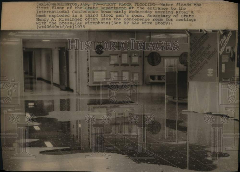1975 Press Photo Water floods State Department first floor in Washington- Historic Images