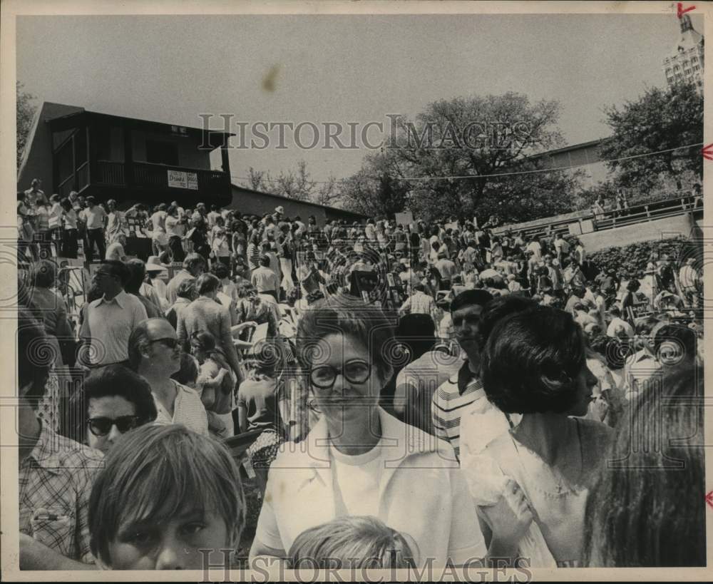 1974 Press Photo Starving Artists Show crowd - sax25489- Historic Images